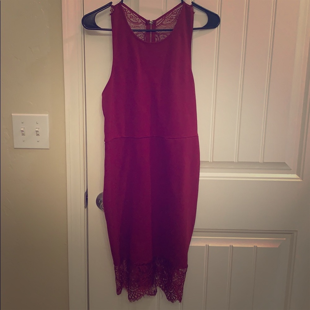 Beautiful burgundy dress, with lace detail 😍